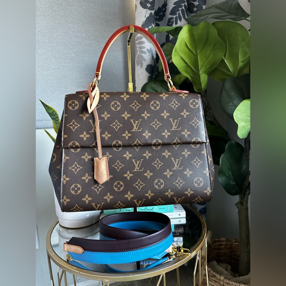 Louis Vuitton Cluny MM Blue Glacial